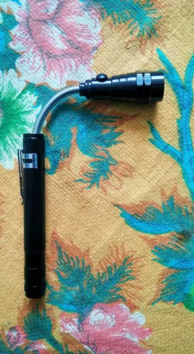 LED лампа с магнитна въртяща стойка или фенерче с гъвкаво рамо. Нови.