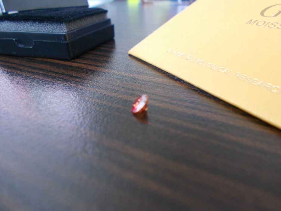 Мойсанит (диамант) 0.5 карата цвят диня