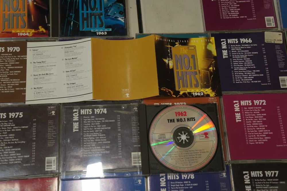 The No.1 Hits 1960-1989 (30 CDs) включително книжка