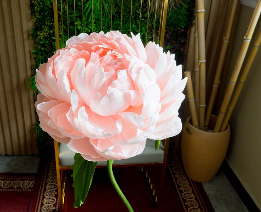 Големи хартиени цветя на стойка, украса за събития, фотосесии, витрини