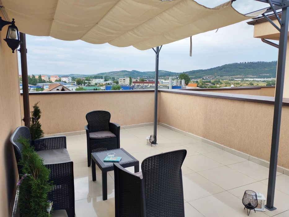 Garsonieră decomandatã complet utilată + 40mp terasă