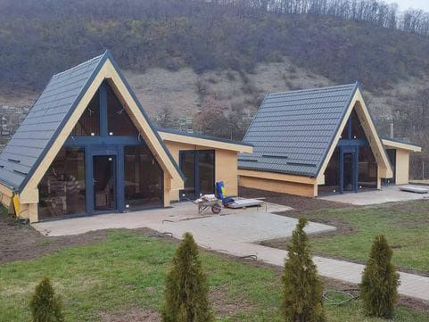 facem căsuțe din lemn