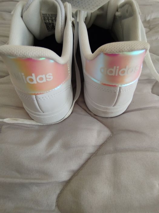 Дамски маратонки adidas, чисто нови.