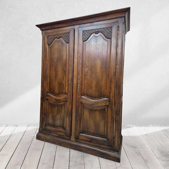 Двукрилен дъбов гардероб от пълен дъбов масив