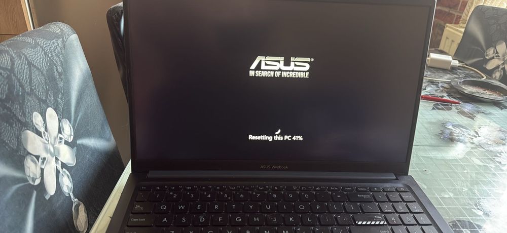 Vând laptop Asus Vivo book