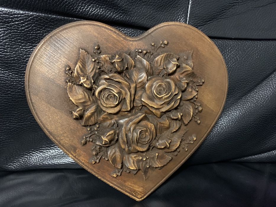 Дърворезба “Сърце и рози”