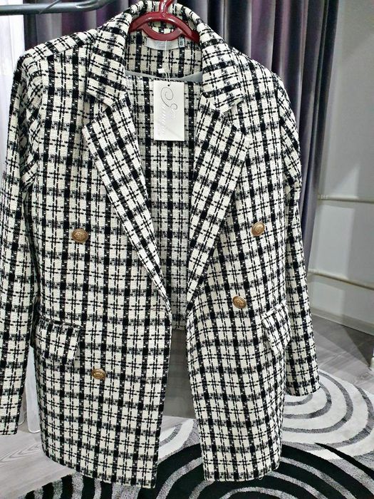 Женский костюм с юбкой новый. Читайте описание внизу