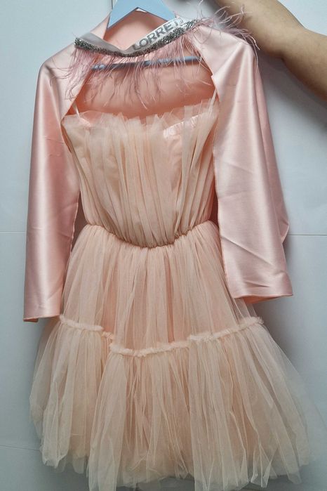 Розова рокля Lorreti – 500 лв (носена веднъж)

Размер: 40 (М)