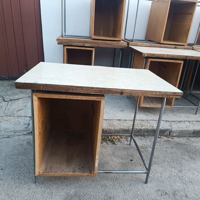 Дървено метално бюро чин