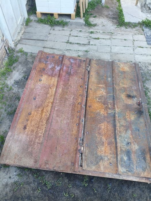 Продам металлическую дверь
