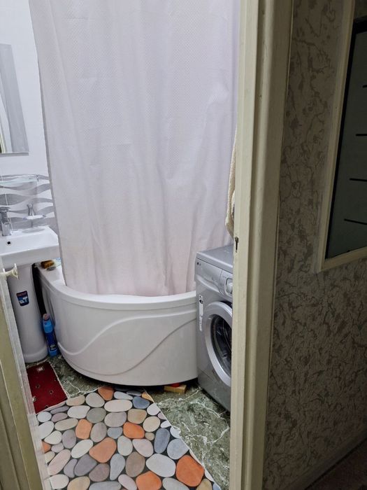 Чиланзар 21.  2 х комнатная продажа. Зеркалка.  Срочно