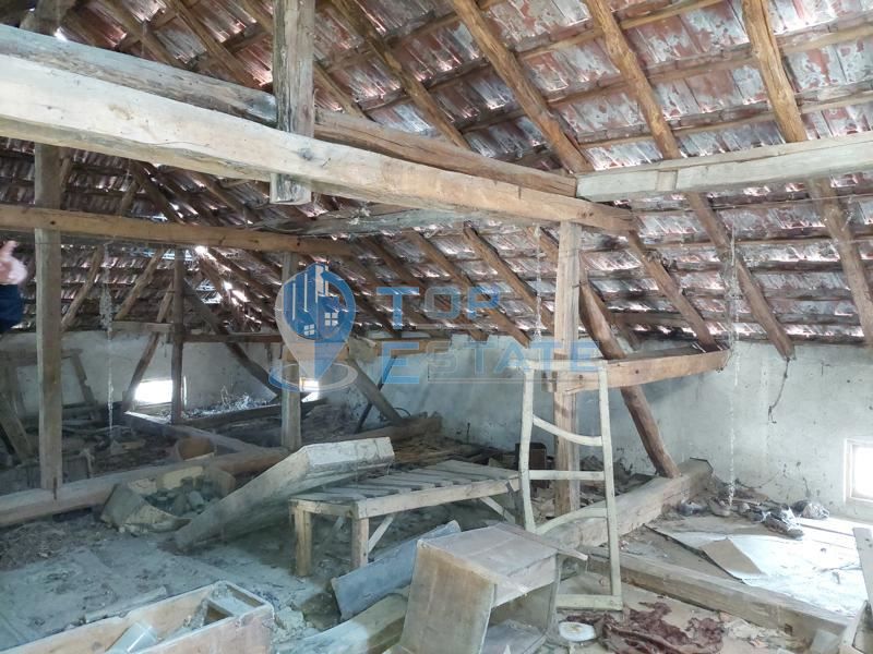 Двуетажна тухлена къща на центъра на село Церова кория, област Велико