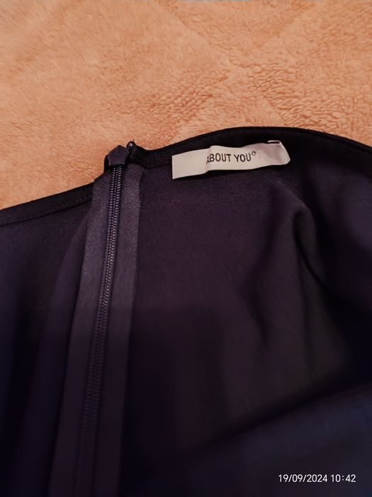 Рокля с гол гръб