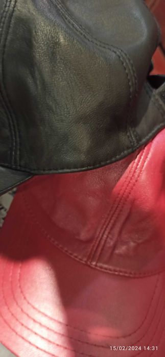 Оригинални спортно-елегантни  шапки от естествена кожа с лого!