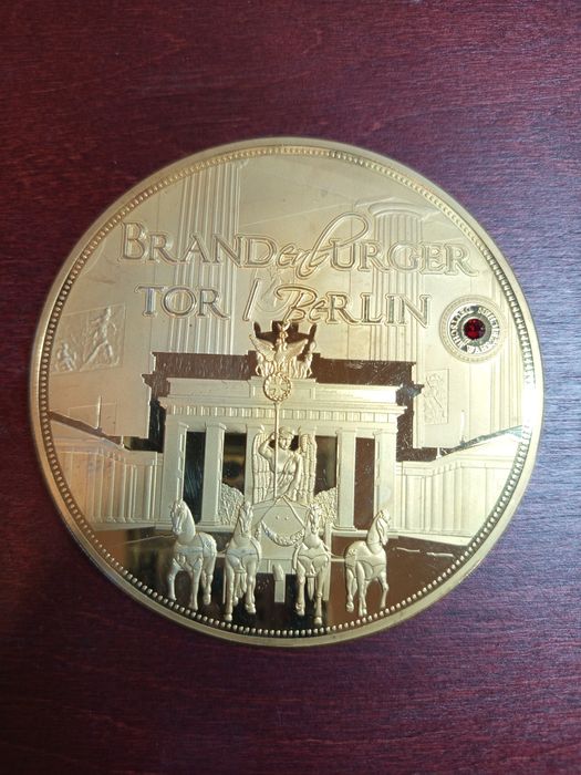 Голям позлатен плакет