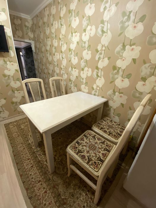 Продам обеденный стол со стульями