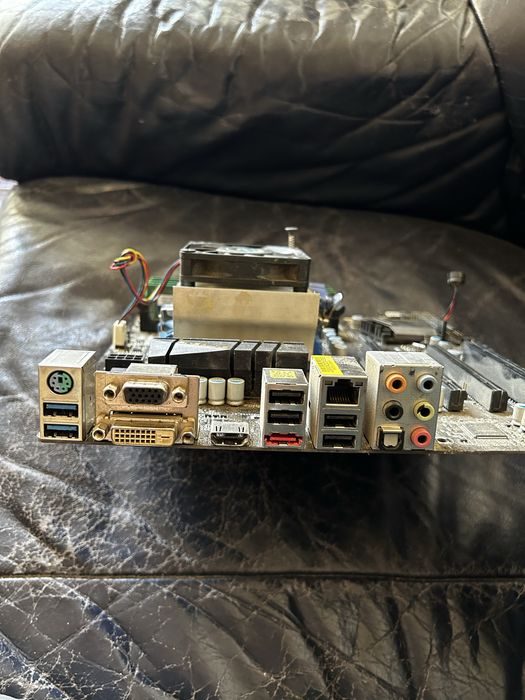 Дънна платка ASRock с RAM и процесор