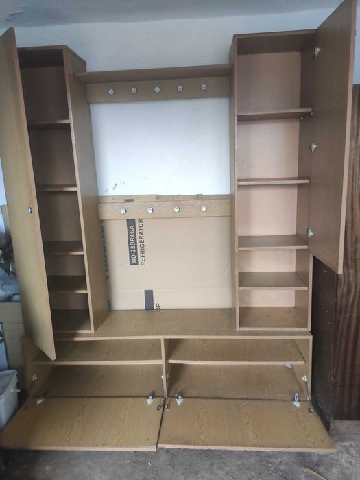 Двукрилен гардероб със закачалки