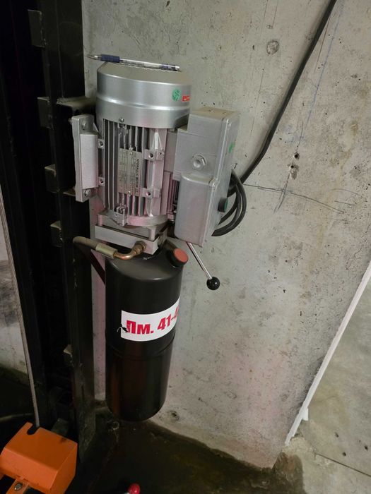 четири колонен подемник за автомобил, цяла платформа