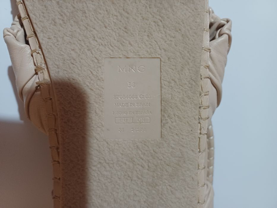 Нови чехли бели и бежаво