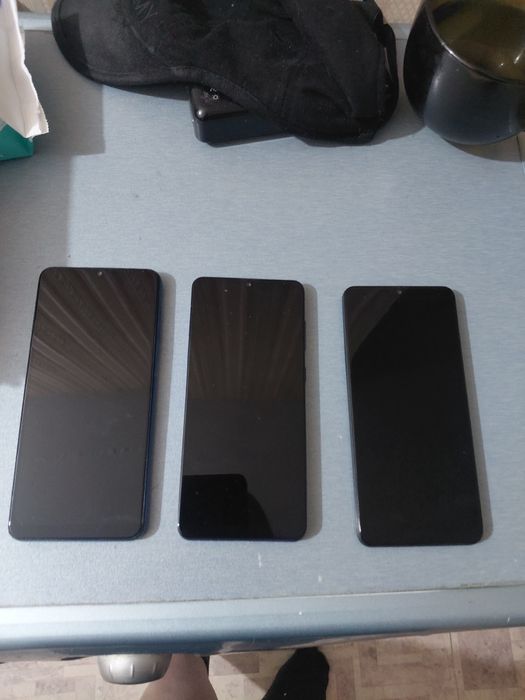 Продам телефоны Samsung  4/64GB