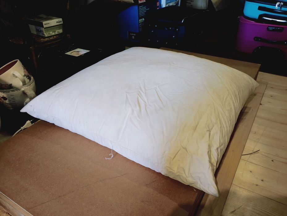 Vând 4 perne umplute cu puf, curate, dimensiuni 70 x 70 cm