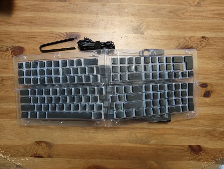 Vând tastatură mecanică hexgears m3 kailh brown + set pudding keycaps