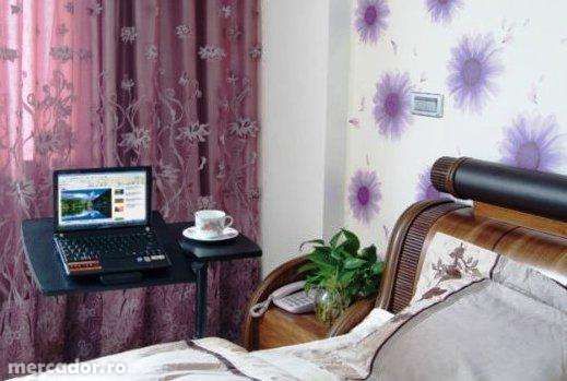 Masuta laptop reglabila-mini birou cu roti,masa laptop cu blat lemn