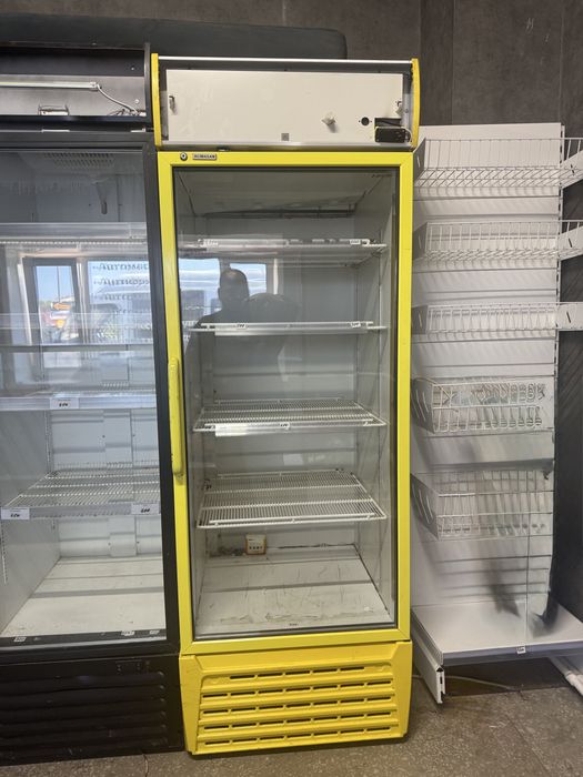 Продаю витринный холодильник