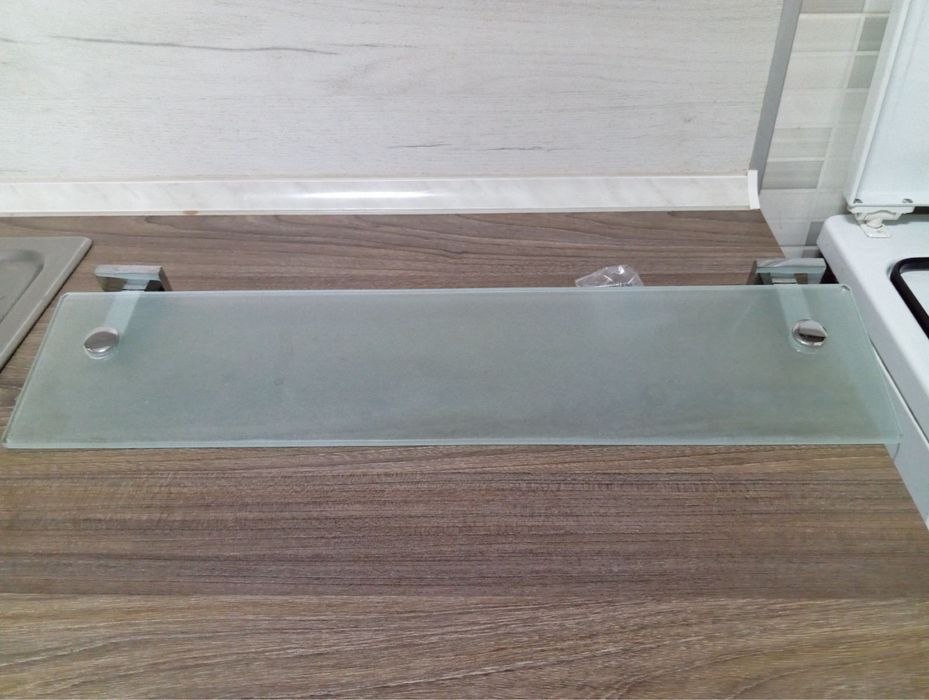 Стъклена етажерка за баня