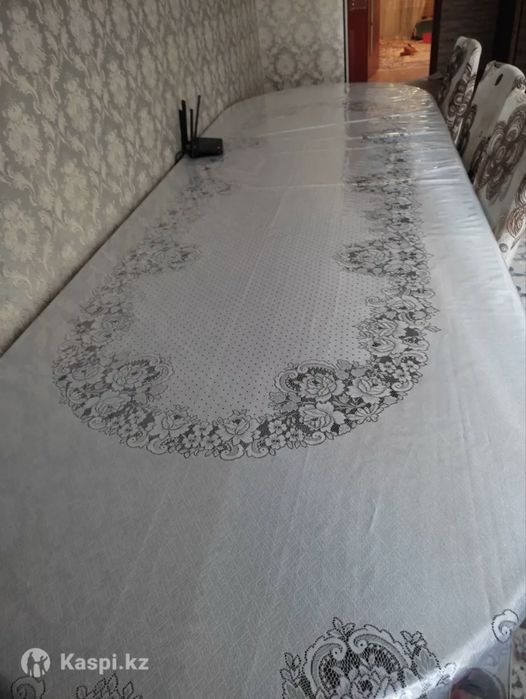 Продается гостинный стол со стульями