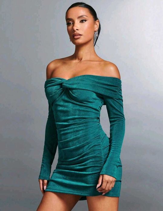 Дамска рокля с отворени рамене