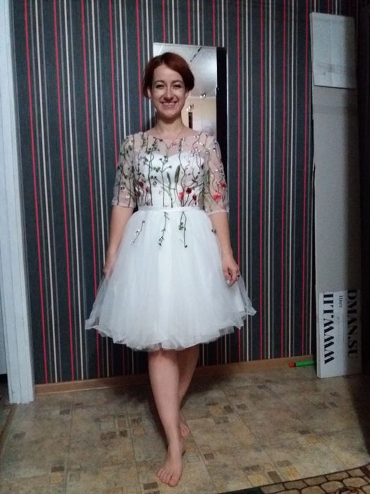 Продам платье с вышивкой