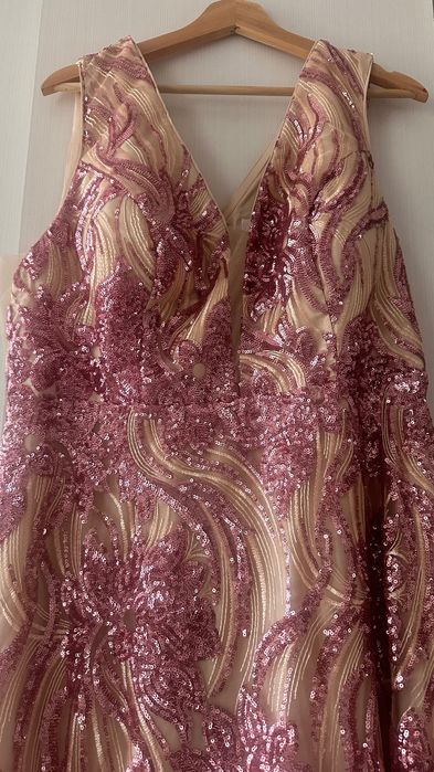 Официална рокля.