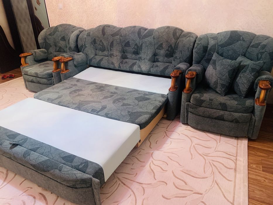 Продам уголок. Диван и две кресло.