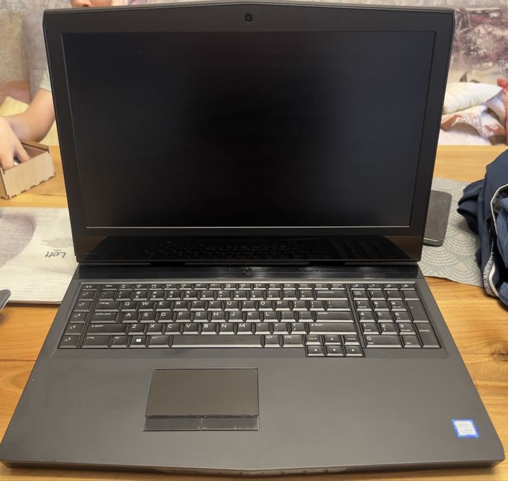 Продаю ноутбук Dell Alienware 17 R5 за 300 долларов
