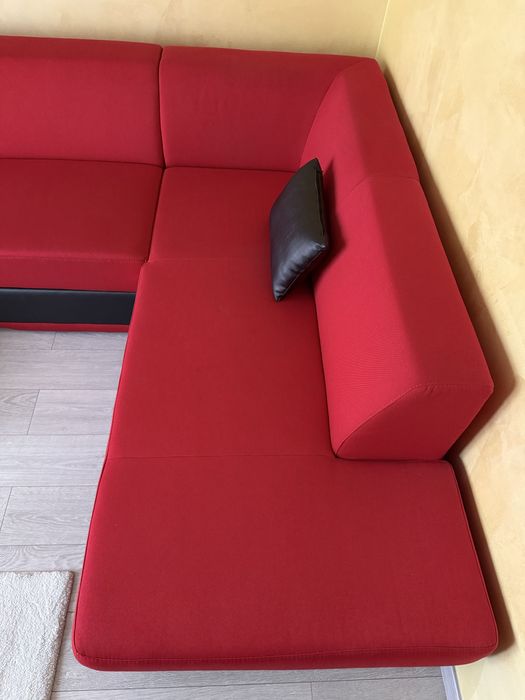 Canapea coltar moderna in forma de U.