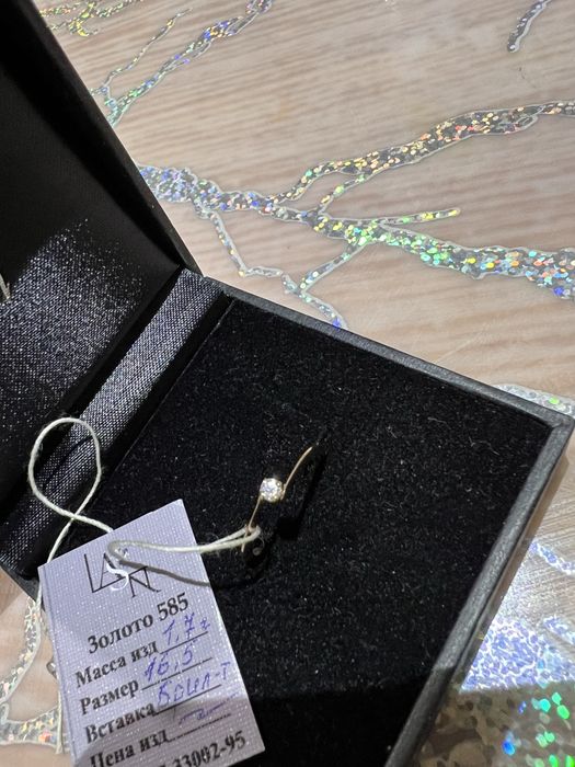 Кольцо золотое с бриллиантом новое