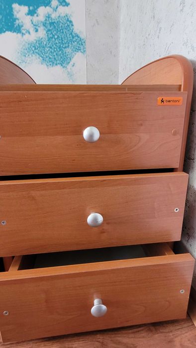 Детско легло с матрак,шкаф, и подарък к-кт чаршафи с ластик и цип