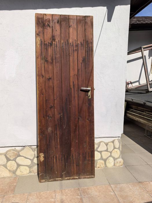 Дървена врата с брава и панти за двор ,изба.