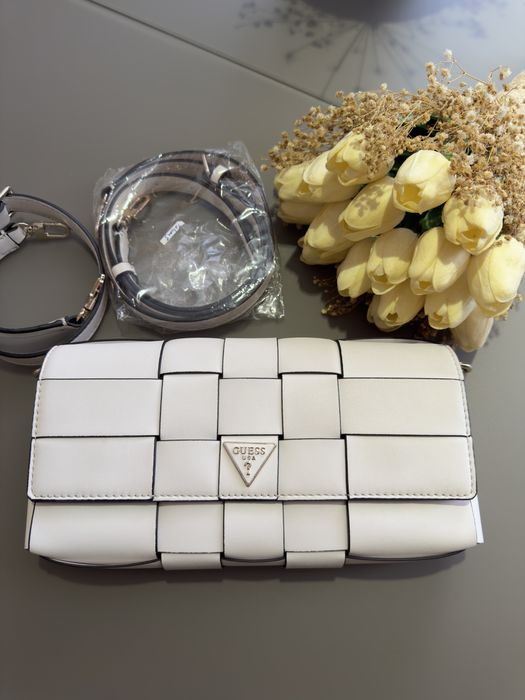 Чанта Guess - цвят бял