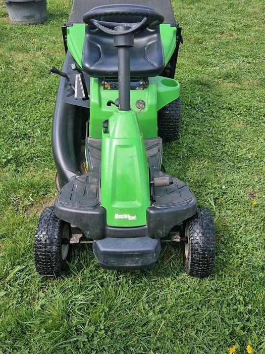 Tracroras tuns iarba, gazon