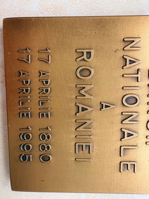 Vând plachetă aniversară din bronz, emisă de Banca Națională a României în anul 1995, cu ocazia împlinirii a 115 ani de la înființarea instituției.