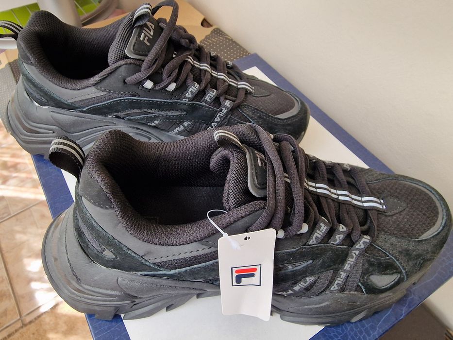 Vând adidasi noi marca Fila