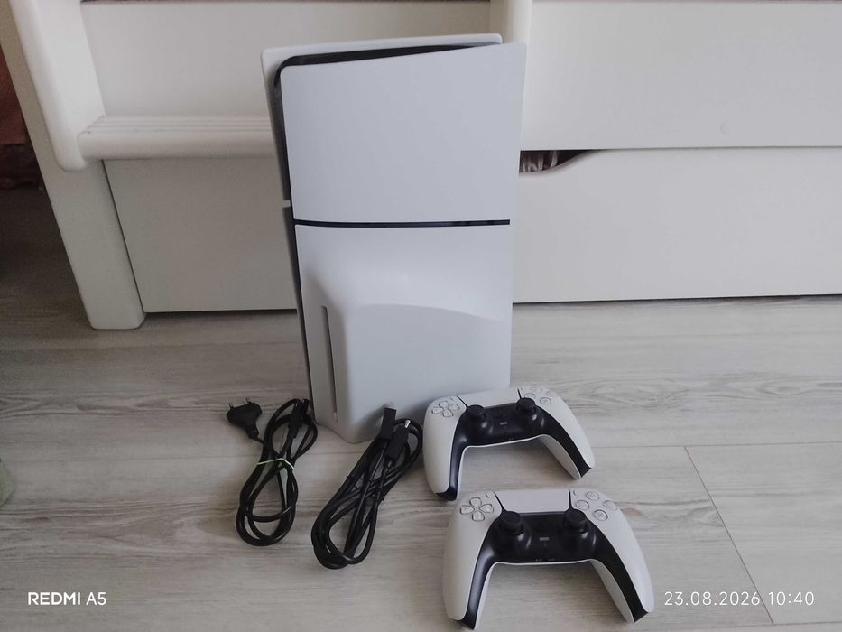 Playstation 5 с 2 акаунта и купени игри вътре с два джойстика