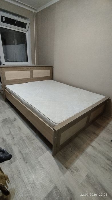 Продам двухспальную кровать + белое постельное бельё