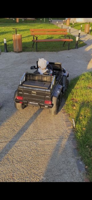 Vand mașinuța electrica Mercedes G63