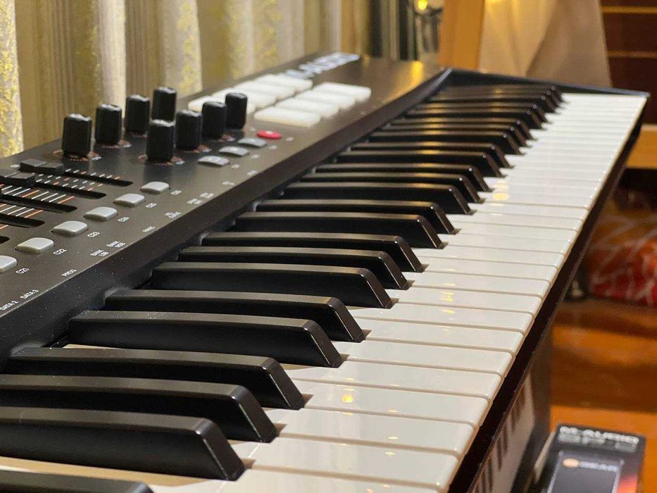 MIDI-клавиатура M-Audio Oxygen 61 + педаль M-Audio SP-2 в подарок!