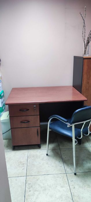 Офисный стол с креслом