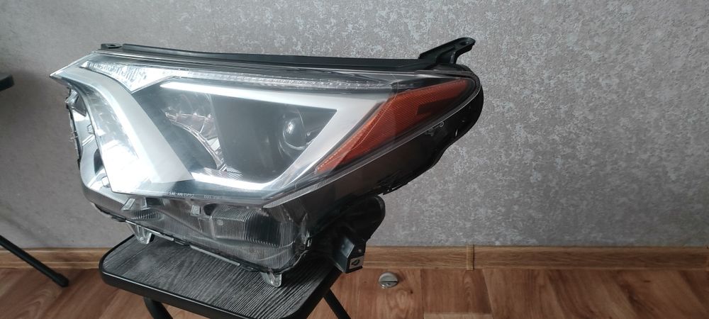 Фара левая Toyota Rav4
